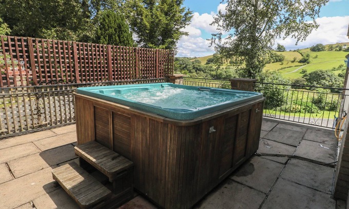 Tirabad Cottage | HILLSIDE LODGE, pet friendly, character holiday cottage in Newtown