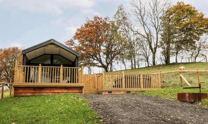 Llandrindod Wells Cottage | HILLSIDE LODGE, with hot tub in Rhayader