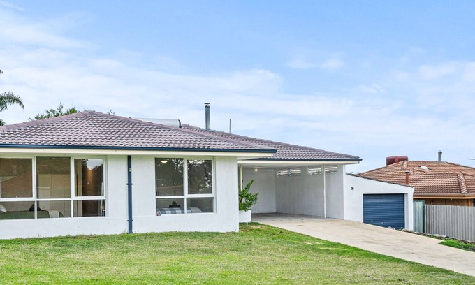 Kelmscott House | Hillside Retreat Perth East-Airport 25 minutes
