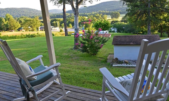 Kingston House | Hillsong Cottage, nestled in the Arkansas Ozarks