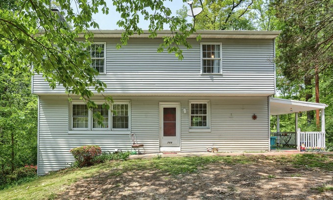New Cumberland House | Hilltop - 5BR Vintage Retreat near Hershey Park