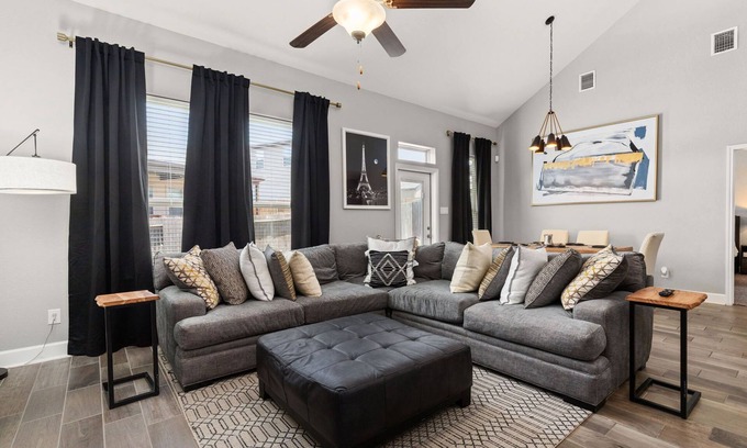 Timberwood Park House | Hilltop Casa | Chef Kitchen, Gated Entry, Office