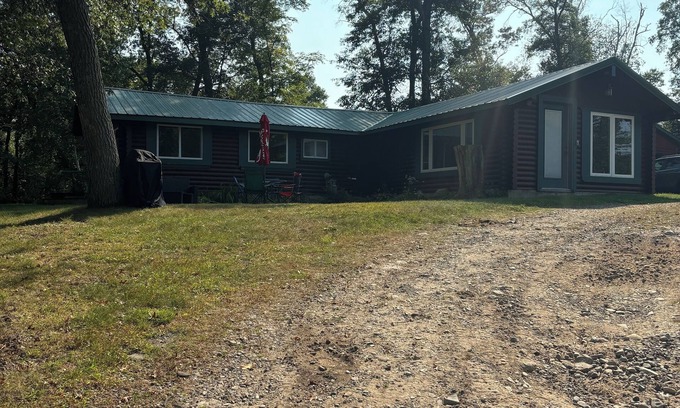 Breezy Point Cabin | Hilltop Chalet: Cozy log cabin retreat in beautiful Breezy Point, w/WiFi