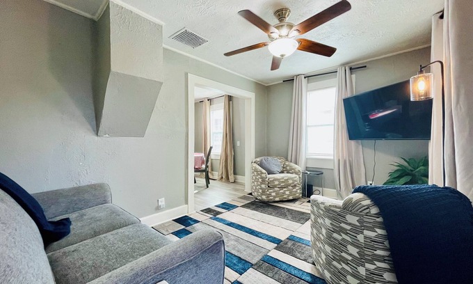 Sioux Falls House | Hilltop Firecracker- a 2 Bedroom Homestead near The Denny & Downtown Sioux Falls