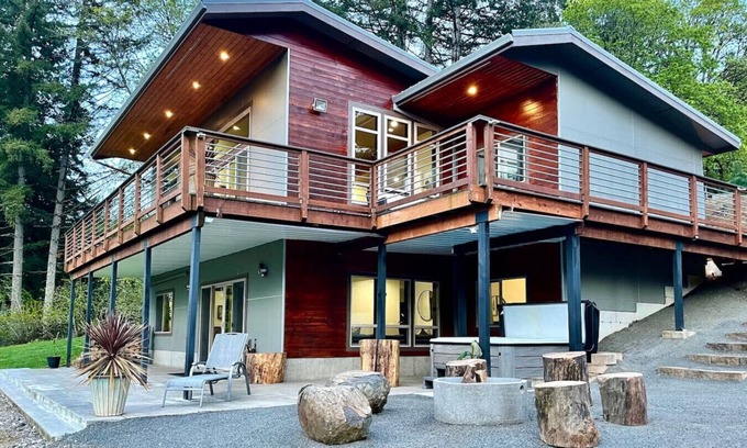 Amity Villa | Hilltop Gated Wine Retreat | Views + Hot Tub Bliss