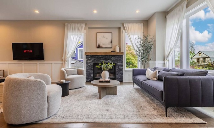 East Queen Anne House | Hilltop Hilltop Hideaway | Luxe Queen Anne Retreat + Views