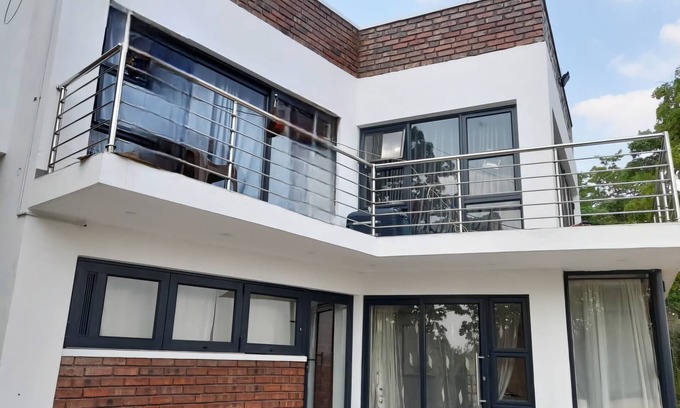 Harare East Apartment | Hilltop Lux Escape 180° Panoramic City View: 24/7 Solar + Fast WiFi + Borehole