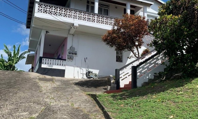St. George's House | Hilltop Manor - Charming 2-bedroom Flat with AC, WiFi