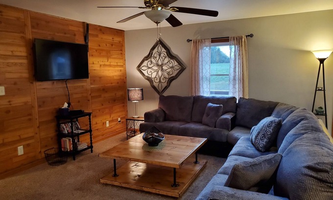 Murphysboro House | Hilltop Retreat, a modernly-rustic getaway!