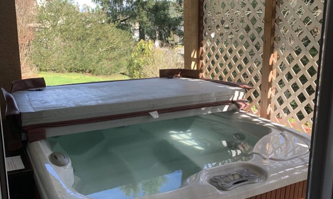 Langford House | Hilltop Retreat | Private Hot Tub Pet-Friendly Secluded 2BR Escape