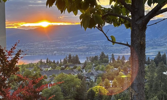 Southwest Mission House | Hilltop Vistas Kelowna - Retreat with Lake & Mountain View Near Wineries, Trails