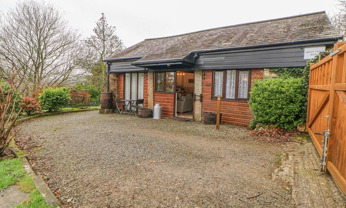 Morwellham Cottage | HILLY FIELD BARN, pet friendly, with a garden in Yelverton