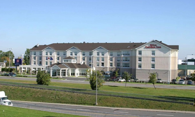 Saint-Laurent Hotel | Hilton Garden Inn Montreal Airport