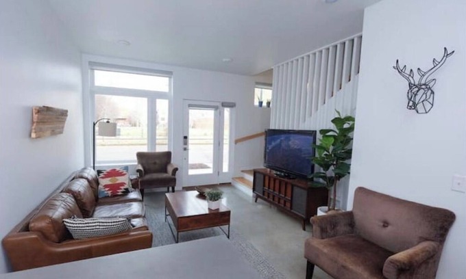 Downtown Chattanooga House | Hip, Modern, Cozy Townhouse in Walkable Southside