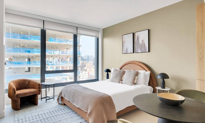 West Loop Apartment | Hip West Loop Studio w/Gym & Coworking, nr UIC, by Blueground
