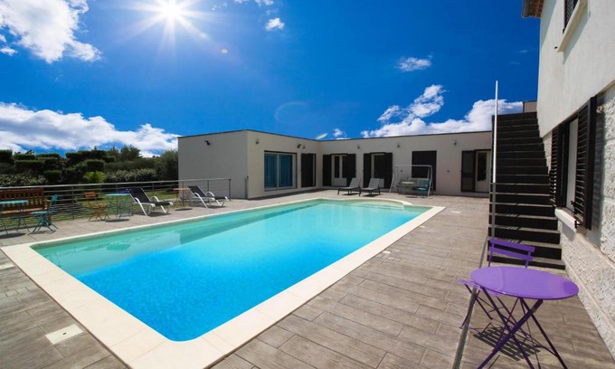 Bezouce Bed & Breakfast | HISTOIRE D'Ô - Les Piscines - Chambres d'hôtes