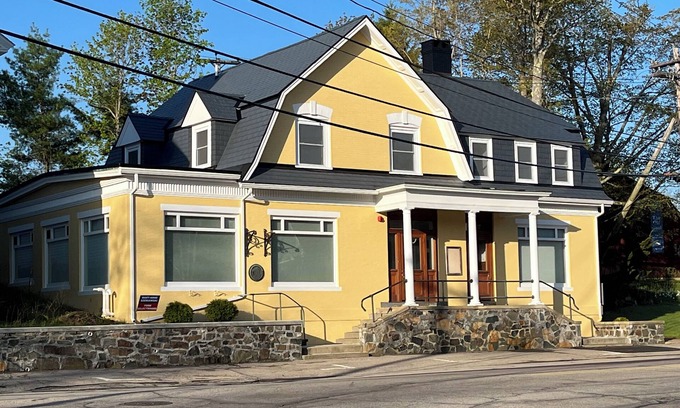 York Harbor House | Historic 1898 Bank, 2025 Renovation! 6Bed/4Bath, Sleep 12, 2 Kitchens, Fire-pit.