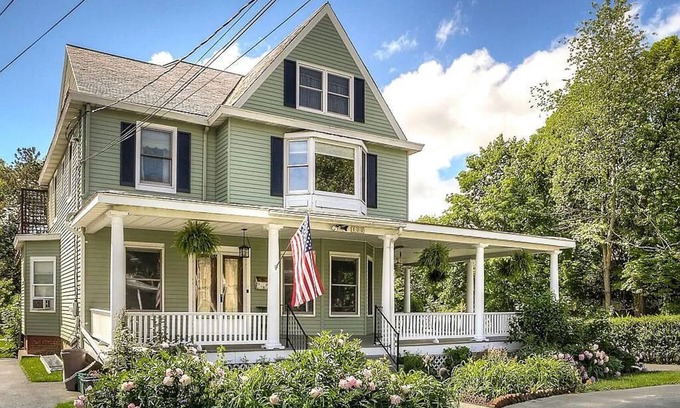 Monroe House | Historic 3-Bedroom 2-Full Baths Victorian Home Fully Furnished in Prime Location