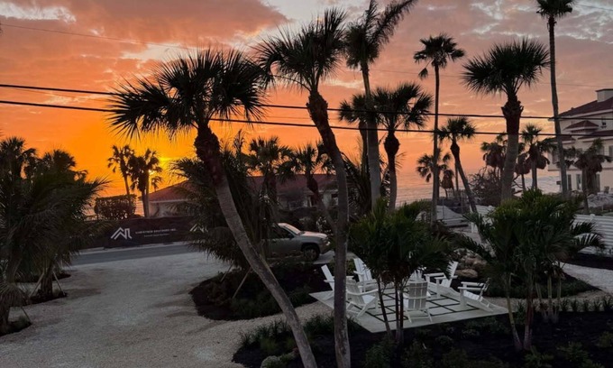 Nokomis House | Historic Admiral Benbow Club Suite-4 beds x 4 Baths, 2 Kitchens, Beach Access !