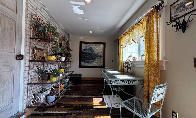Hannibal House | Historic brick 2-bedroom house in downtown Hannibal with off street parking WiFi