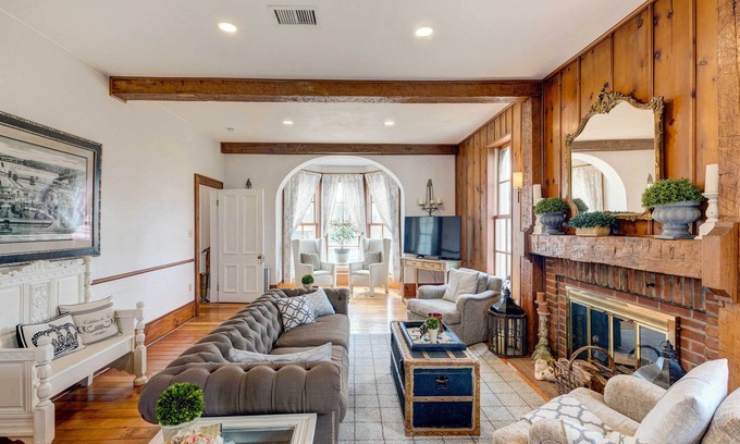 Brookfield House | Historic Brookfield Farm Home ~ 14 Mi to Milwaukee