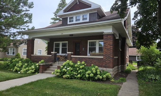 De Pere House | Historic Bungalow in downtown De Pere, sleeps 8