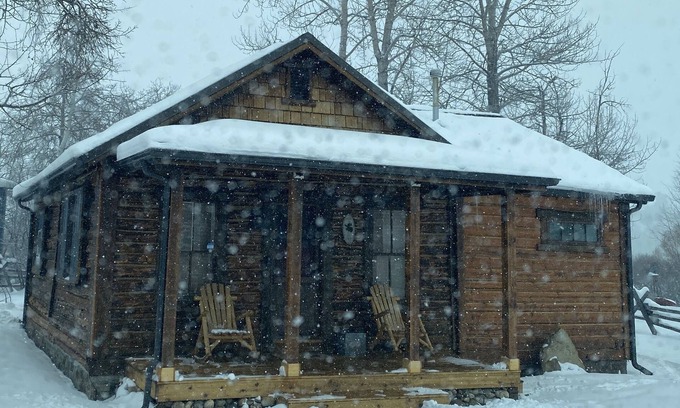 Roberts Cabin | Historic Cabin w/Hot Tub- near red lodge, visit Beartooth Pass & Yellowstone