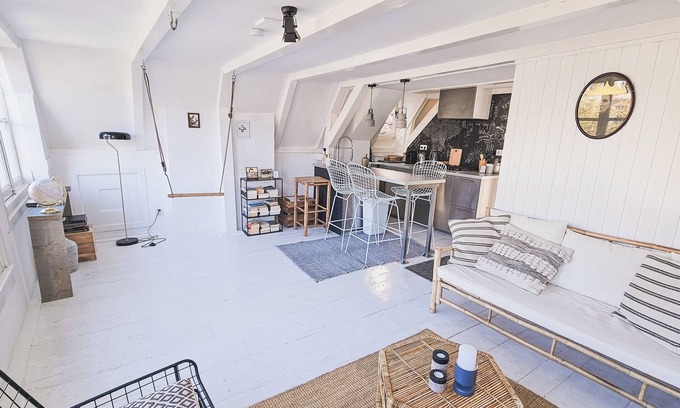 Grachtengordel-West Bed & Breakfast | Historic Canal house from 1618/Ecolicious design joyjoyjoy top floor/Canal view