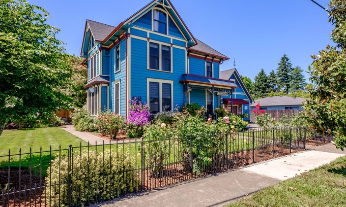 Monmouth House | Historic & Charming Home In Willamette Valley Wine Country 1 Block from WOU