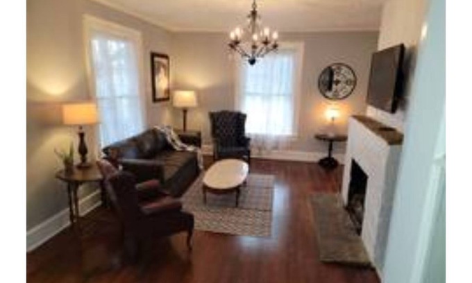 Blackstone House | Historic Colonial Foursquare near FASTC/Ft Barfoot