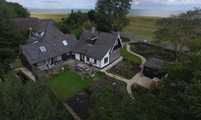 Andijk Cottage | historic cottage in scenic Dutch landscape at IJsselmeer