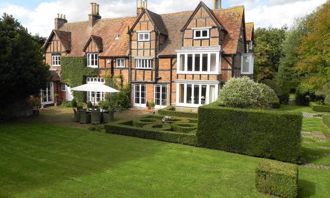 Worton House | Historic country house with grass tennis court - ideal for entertaining