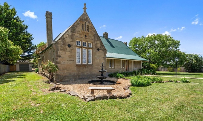 Colebrook Cottage | Historic Court House and Gardens