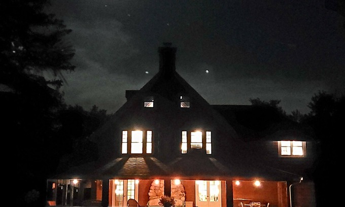 Cragsmoor House | Historic Cozy Hudson Valley Mountaintop Escape Near Parks with Hot Tub