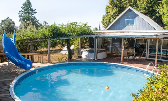 Creswell House | Historic Creswell Farmhouse Pool+New Spa - 13 min to Eugene, U of O, & Wineries!