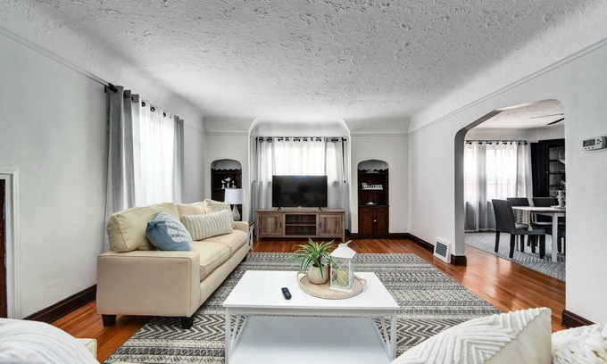 Shaker Heights Apartment | Historic District 2BR on 2nd Floor near Cleveland Clinic ~ Safe & Quiet Area