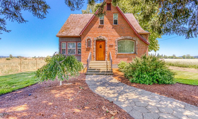 McMinnville House | Historic Dog-friendly Home with Antiques, Near Wine Tasting