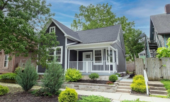 Holy Cross House | Historic Downtown Haven | Patio & Free Parking