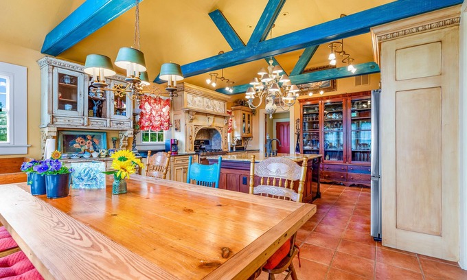 Franklin Springs House | Historic fairytale home & studio with gourmet kitchen, washer/dryer, & AC