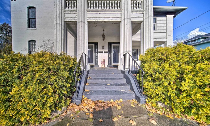 Erie Apartment | Historic Family Home 2 Mi to Lake Erie & Zoo!