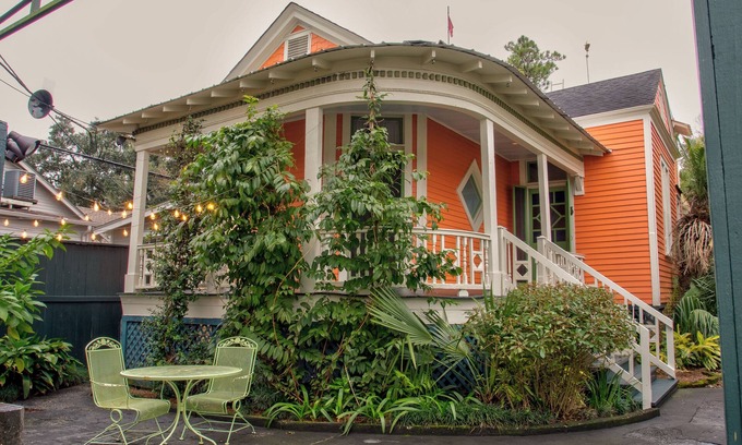 Marlyville - Fontainebleau Apartment | Historic Farmhouse Uptown Near Tulane University