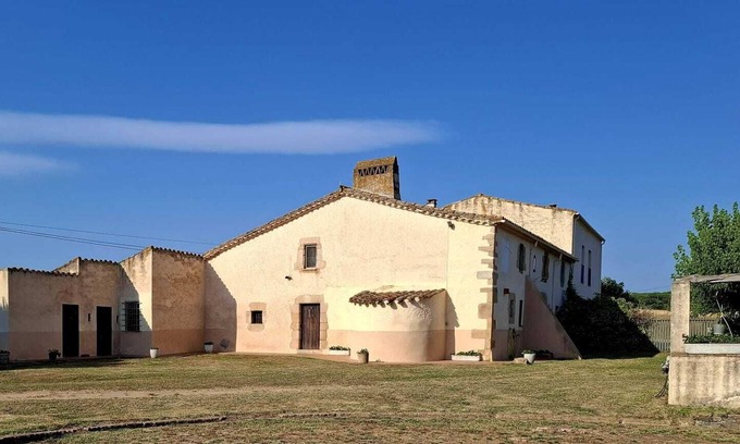 Sils House | Historic finca/Pyrenees/Mountains/Sea/Spain for groups of up to 10 people