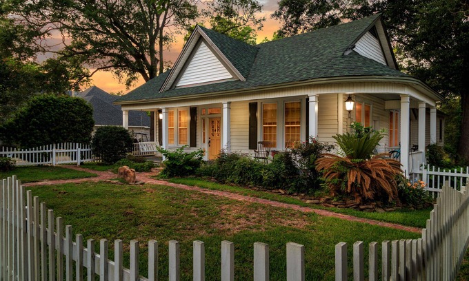 Jefferson Cottage | Historic French Country-Built In 1854/Free Bikes