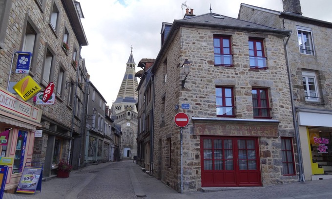 Domfront en Poiraie House | Historic Gite In The Heart Of Medieval Domfront