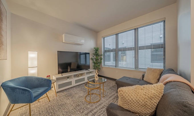 East Town Apartment | Historic Hidden Gem 1 BR High Speed WI-FI Gymn