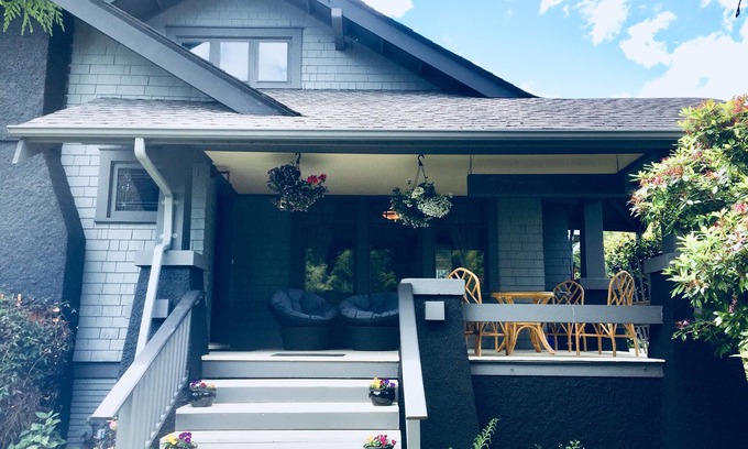 Booktown House | Historic Home. Classic Charm, Modern Amenities, Gardens, Parking+