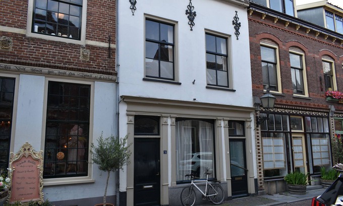 Buren House | historic home in the middle of beautiful monuments and medieval walls