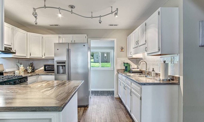 Lebanon House | Historic Lebanon - 2 bed, 2 bath house. Wi-fi, AC, kitchen, laundry