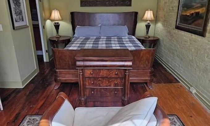 Mayhew House | Historic Loft Downtown Walk to the Best Shops
