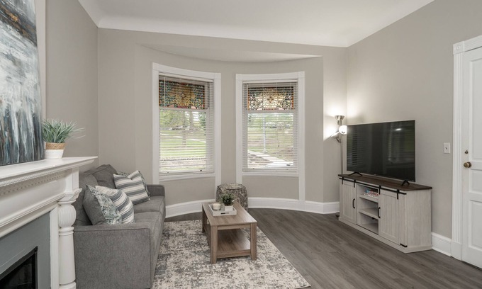 Mount Auburn Apartment | 🏙⭐️Historic Modern Oasis | Central City Retreat 🌃 ❤️